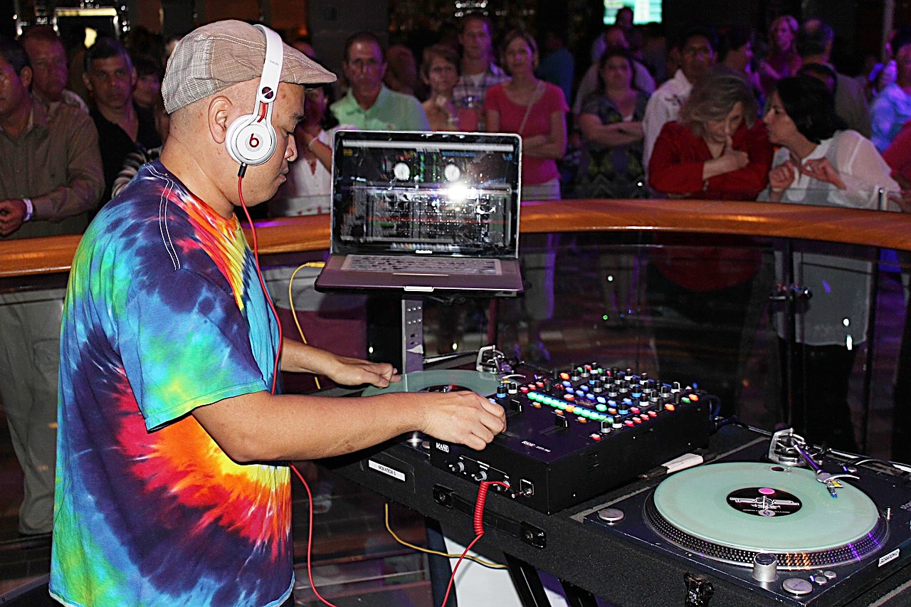 Hillister-Mobile-DJ-Service-DJ-1