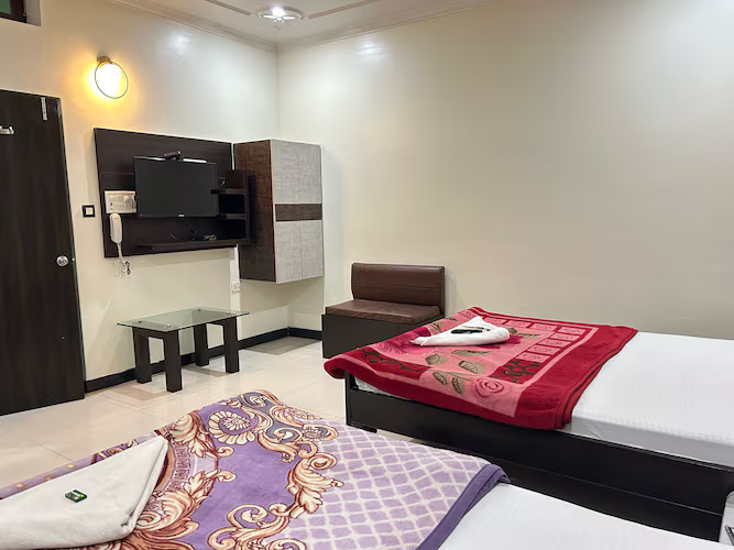 deluxe-4-bed-ac-room-5
