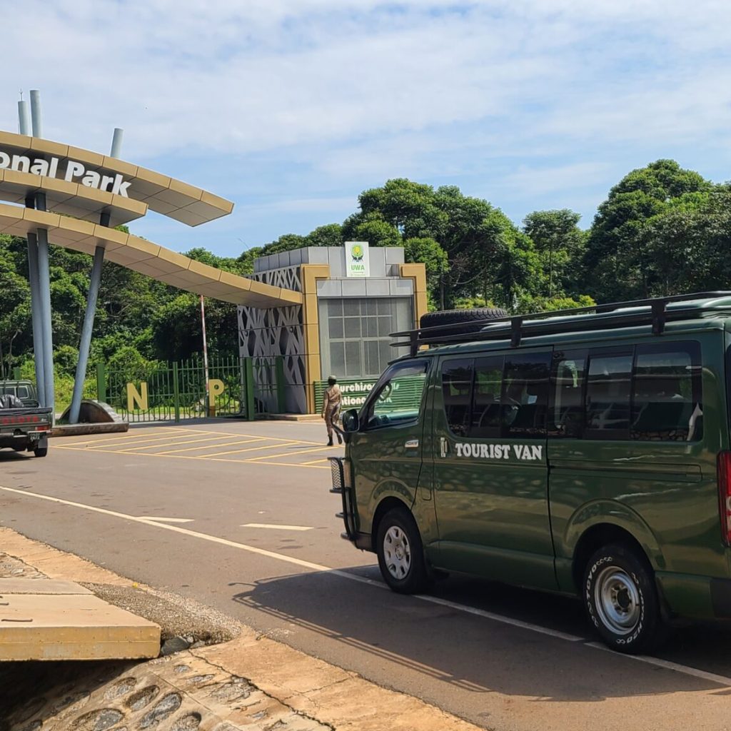 driving-to-murchison-falls-park-in-4×4-1