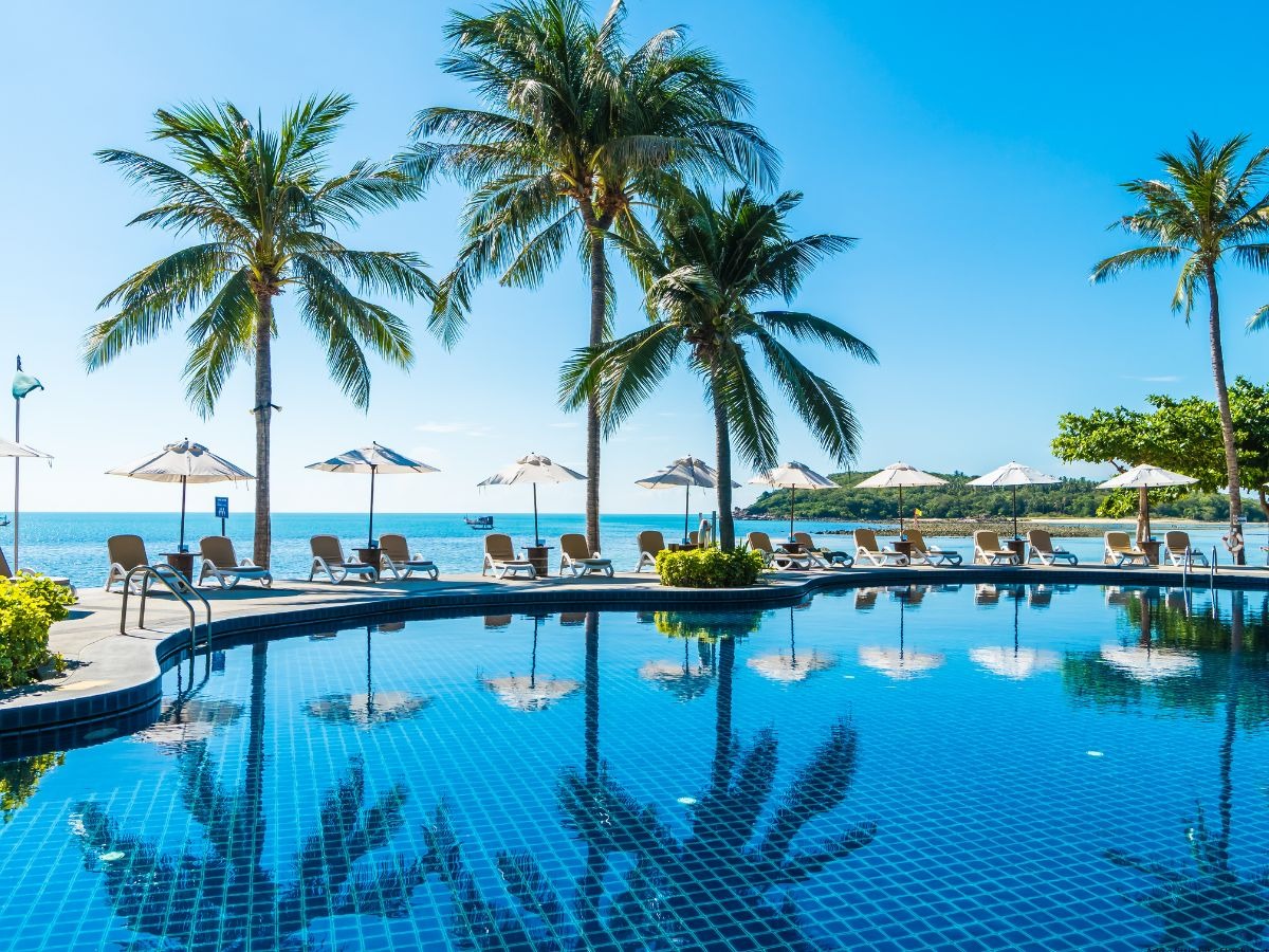 imgi_9_Resort-Pool-with-ADA-lift