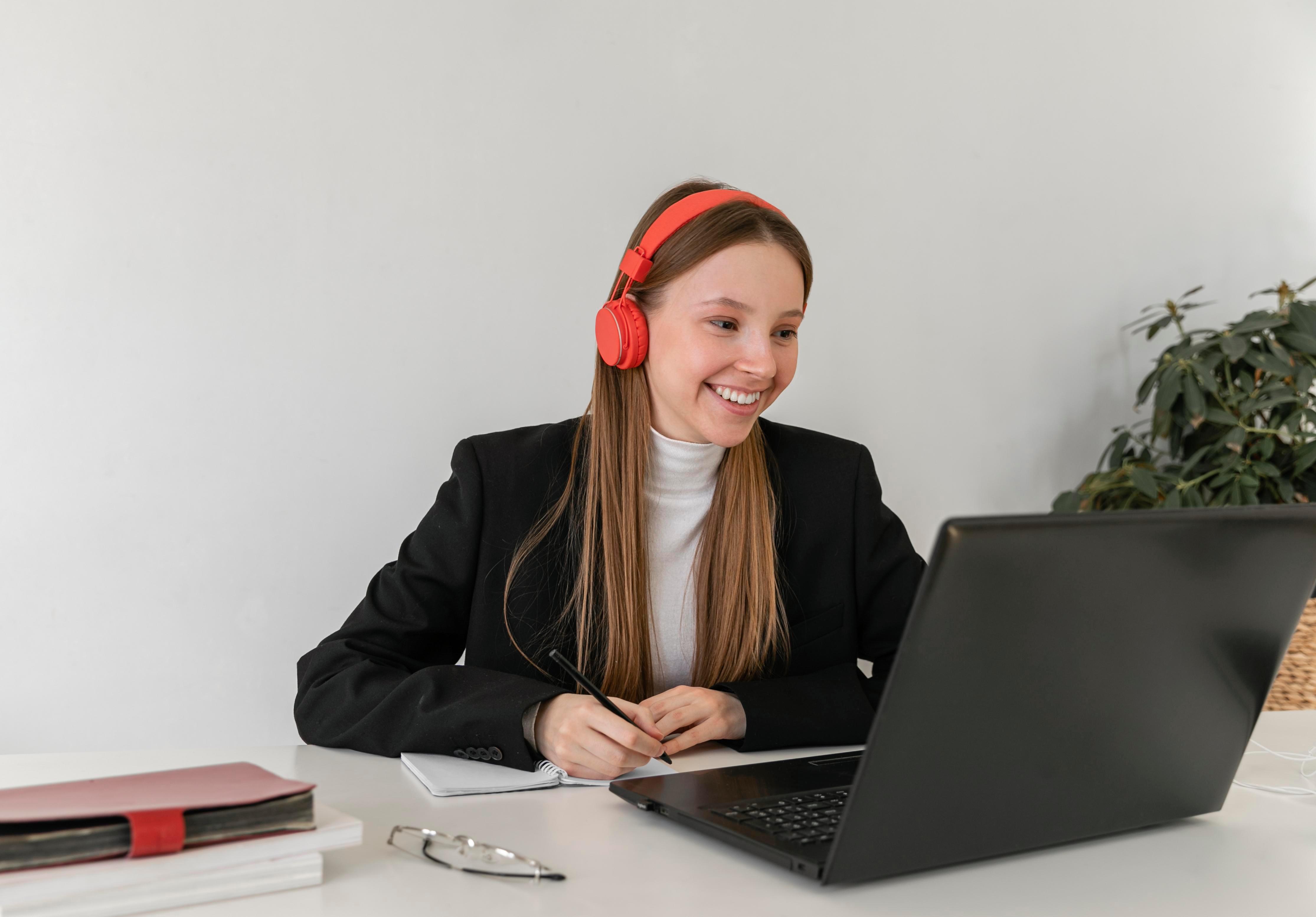 medium-shot-smiley-woman-working-1