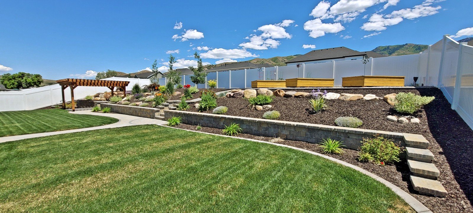 Naess-pergola-slope-landscape-4