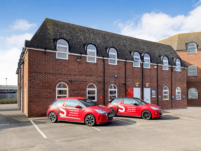 Photo-of-estate-agent