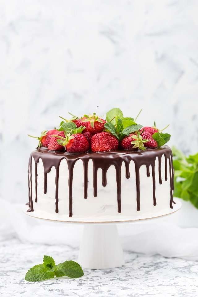 cake-with-white-cream-chocolate-topping-strawberries-640px