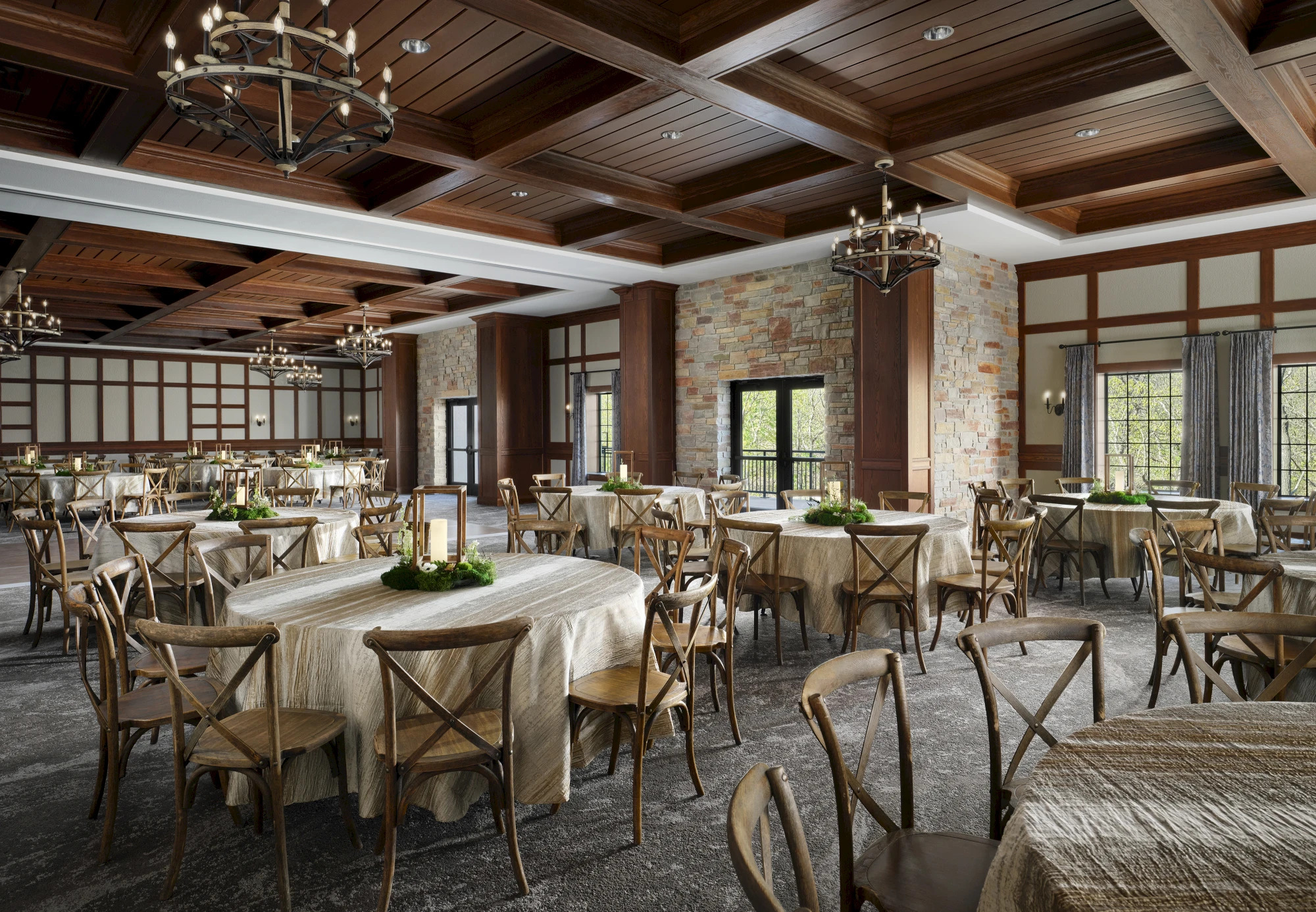 dellshire_resort_-_chaucer-troyes_ballroom_-_social_banquet_1_web.2000×1386