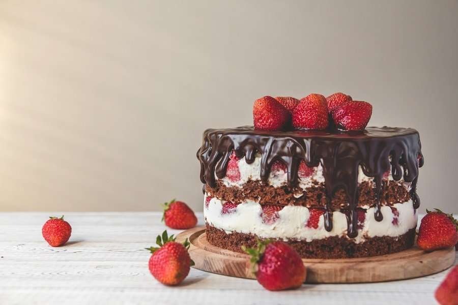 imgi_78_chocolate-cake-with-strawberries-table-900px