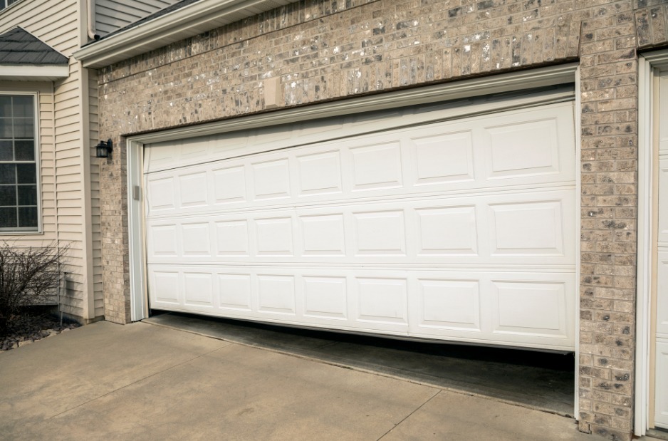 imgi_19_broken-garage-door-e1709332510217