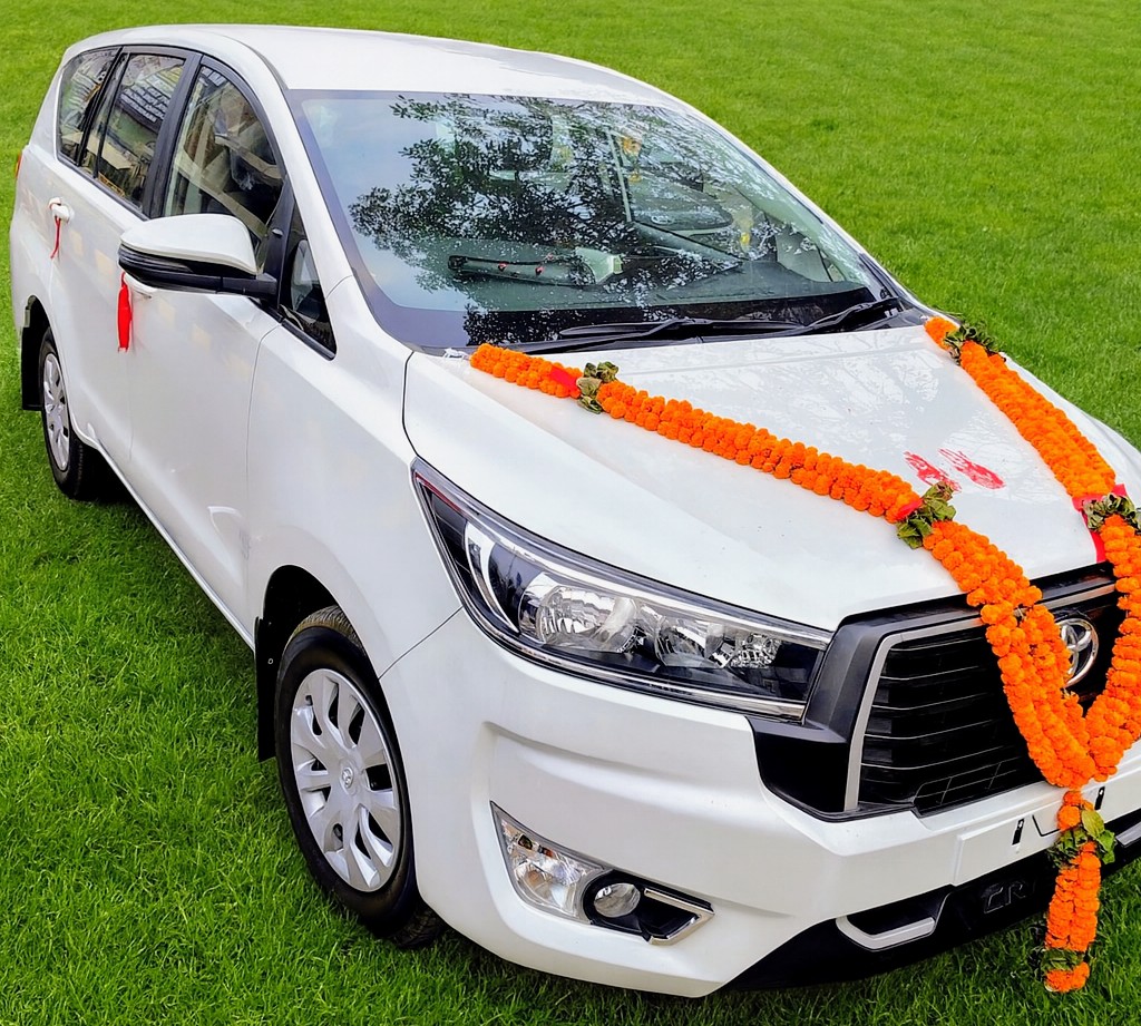 travel-agency-varanasi-innova-crysta-
