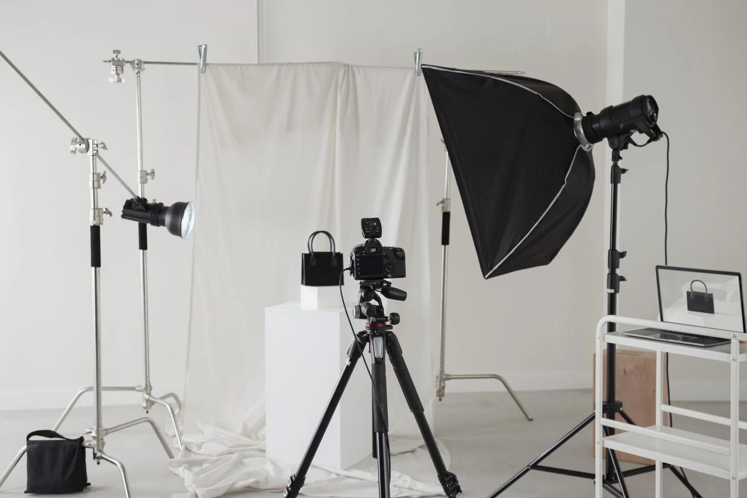 imgi_4_arrangement-professional-photographer-equipment-scaled.jpg.bv_resized_desktop.jpg.bv_