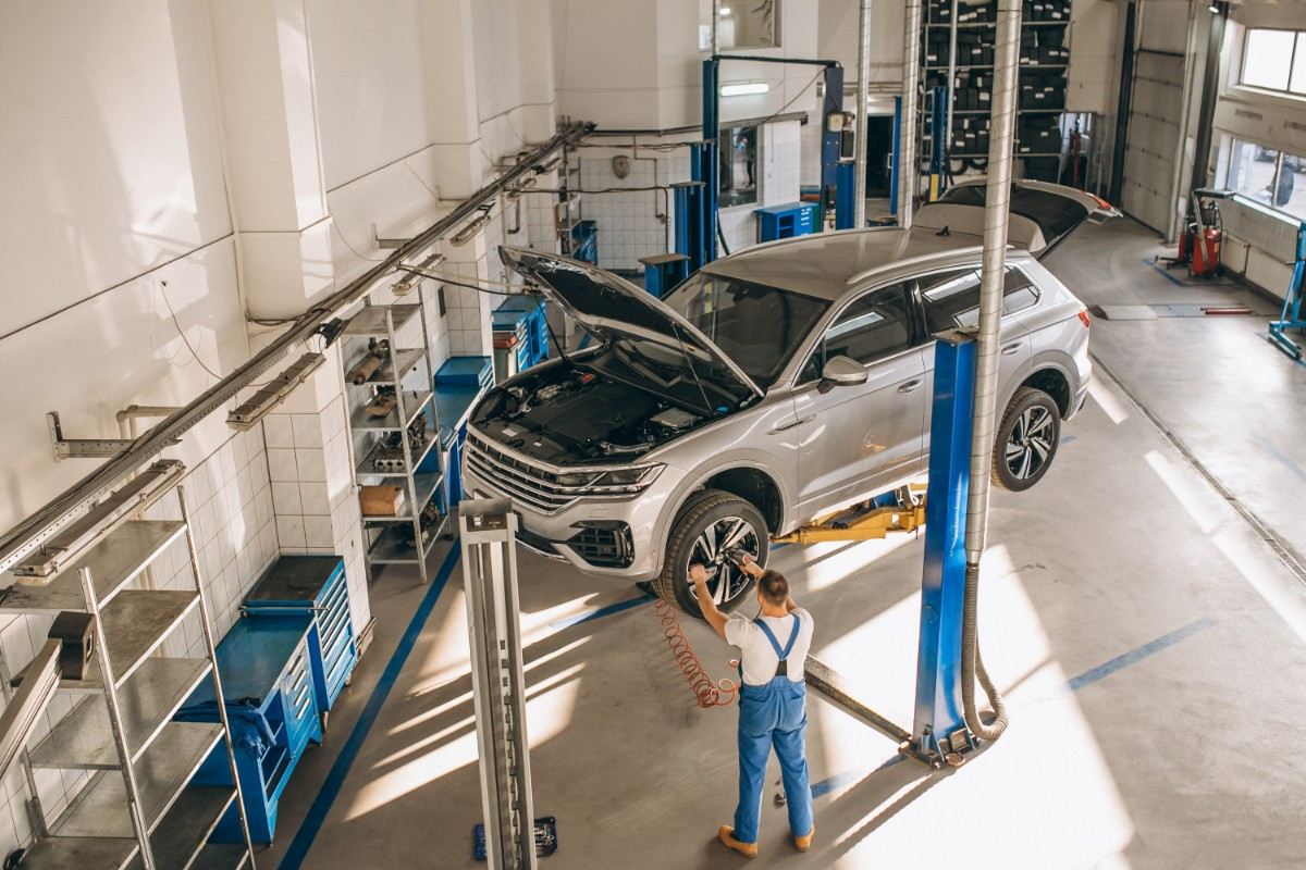 auto-mechanic-checking-car-180kb