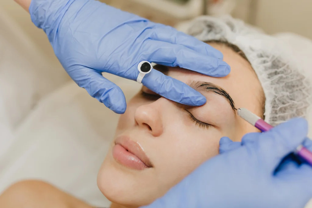 portrait-cosmetology-procedures-pretty-young-woman-beauty-salon-dermatology-procedure-botox-eyebrows-hands-blue-glows-work-healthcare-therapy-beauty-rejuvenation-1024×683-1