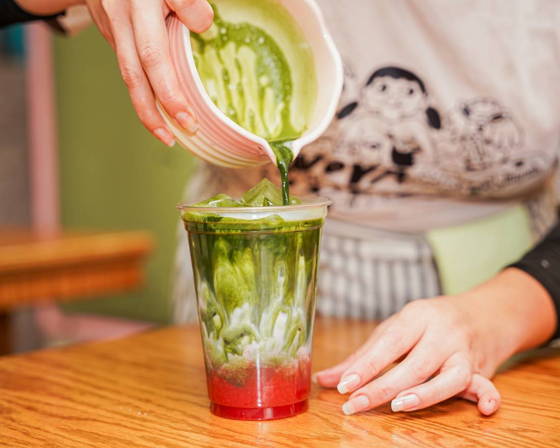 strawberry-smoothie-pour